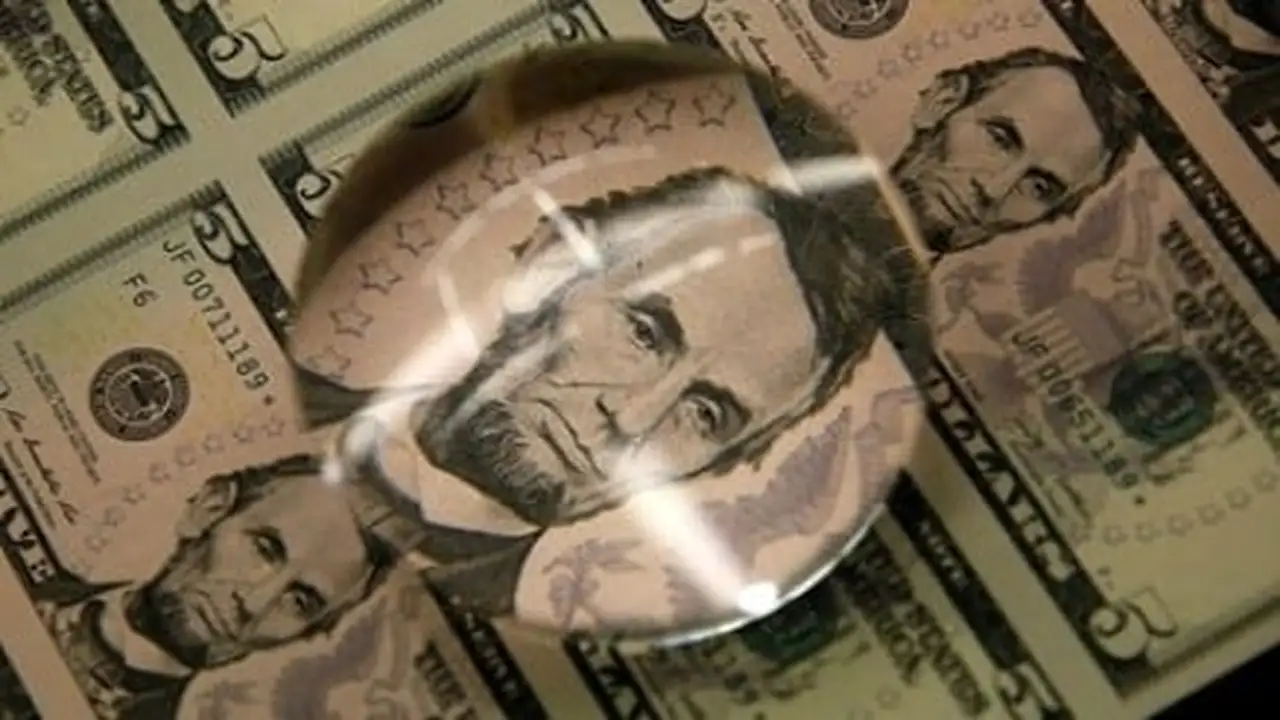 الدولار الأمريكي يعكس مساره ويسجل انخفاضًا مفاجئًا في الأسواق العالمية اليوم